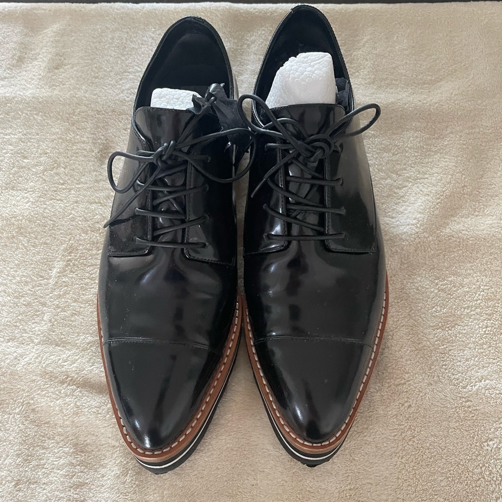 VINCE matte patent loafer